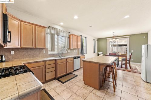 7601 Splendid Way, Elk Grove, CA 95758-9543
