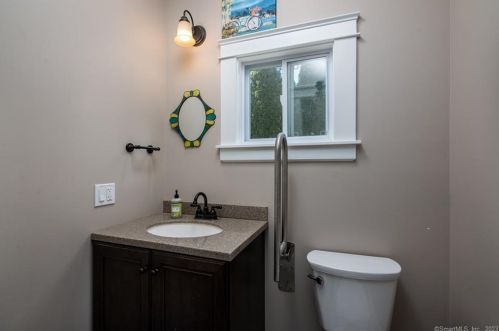 32 Bretton Rd, Middletown CT  06457-4112 exterior