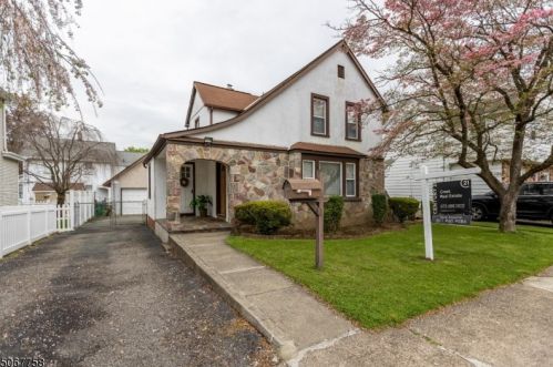 42 Orchard St, Bloomingdale, NJ 07403-1733