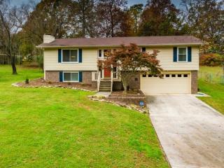 8229 Blue Spruce Dr, Hixson TN  37343-1222 exterior