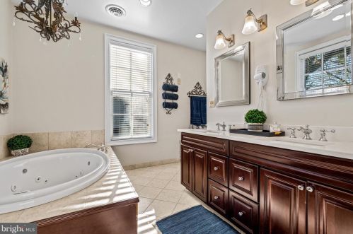 114 Kings Hwy, Tavistock NJ 08033-1981 exterior