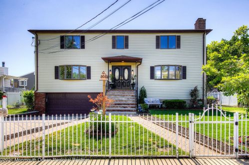 621 Monmouth Ave, Middletown, NJ 07748-5474