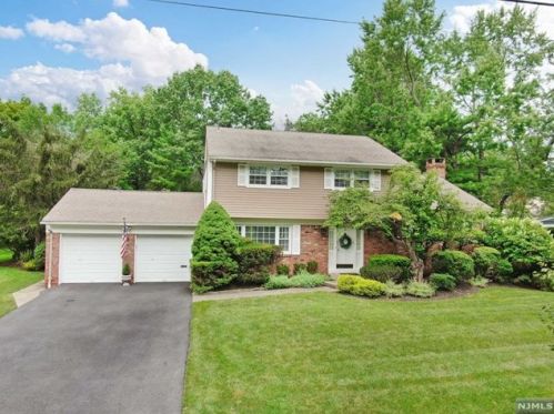 36 Merritt Dr, Oradell, NJ 07649-1821