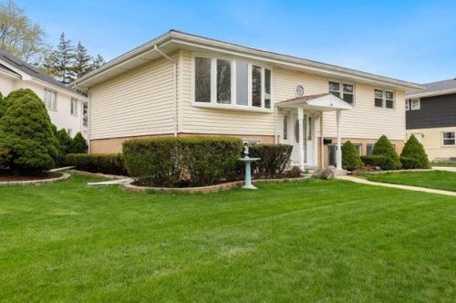 319 Denver Dr, Des Plaines, IL 60018-1104