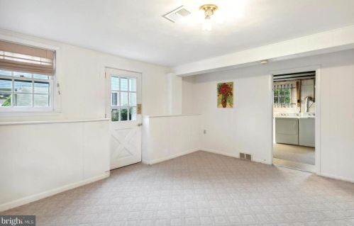 8421 Chippewa Rd, Philadelphia PA 19128-1206 exterior