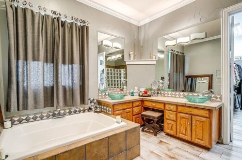 5968 Riverbend Pl, Fort Worth TX  76112-1064 exterior