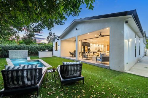 15442 Camarillo St, Van Nuys CA  91403-1039 exterior