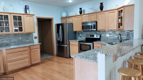 856 Regent Dr, Prior Lake, MN 55379-8207