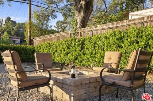 2417 Glenoaks Blvd, Glendale CA  91206-3027 exterior