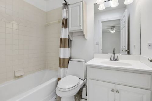 1 Clubside Ct, Willowbrook IL  60527-8129 exterior