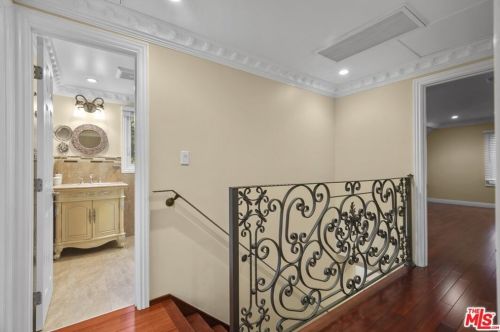 2417 Glenoaks Blvd, Glendale CA  91206-3027 exterior