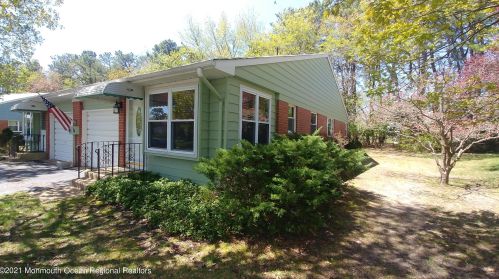 16 Valley Forge Dr, Lakehurst, NJ 08759-1818