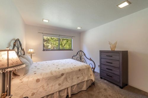 10132 Jeffery Pine Rd, Truckee CA  96161-8104 exterior