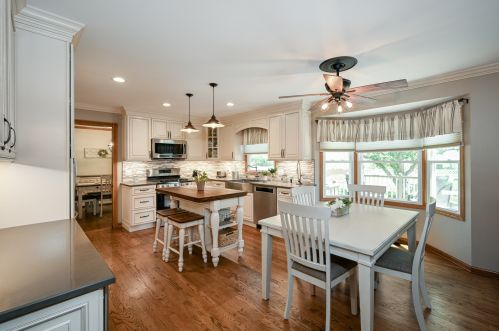 885 Chatham Dr, Carol Stream IL  60188-2979 exterior