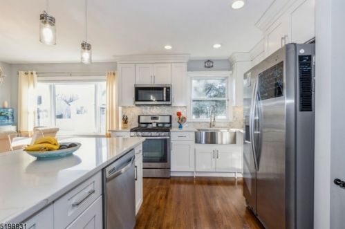 44 Garden Oval, Springfield, NJ 07081-1822