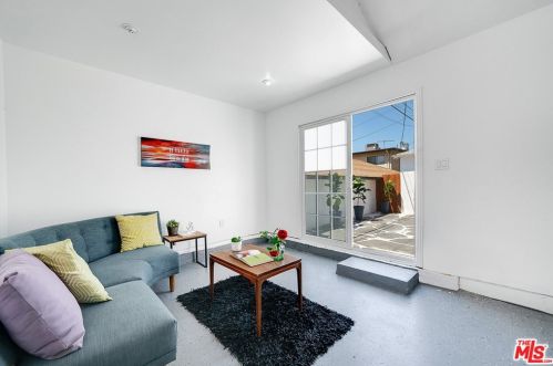 1350 Carlton Dr, Glendale CA  91205-1421 exterior