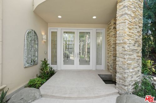 16934 Oak View Dr, Van Nuys CA  91436-3242 exterior