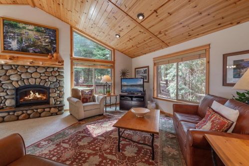 13963 Copenhagen Dr, Truckee, CA 96161-6633