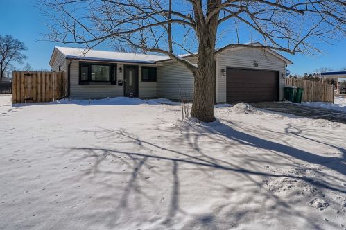 18391 Linda Ln, Gurnee, IL 60031-1570