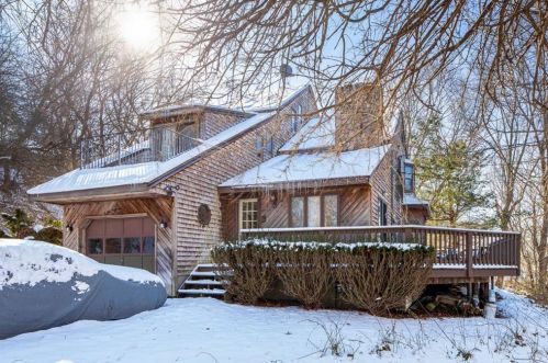 34 Methuen St, Tiverton, RI 02878-1026
