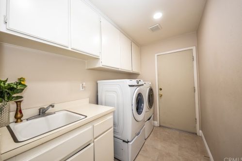 1098 Rexford Ln, Anaheim CA  92808-2333 exterior