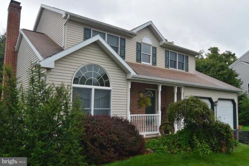 406 4th St, New Schaefferstown, PA 19506-9540