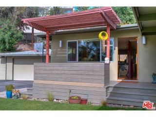 1452 Brixton Rd, Pasadena, CA 91105-1323