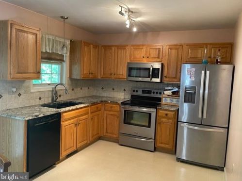 38 Deep Hollow Ln, Lancaster PA  17603-7420 exterior