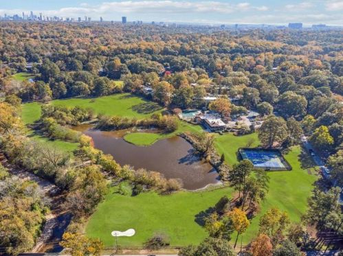 74 Montre Sq, Atlanta GA  30327-4044 exterior