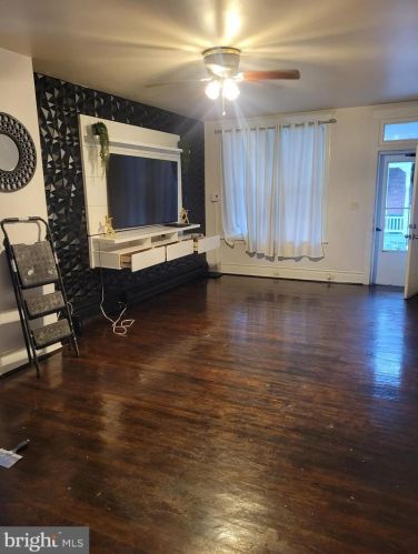 1812 Zarker St, Harrisburg, PA 17104-1352