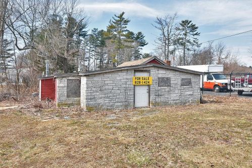 29 Idaho St, Coventry, RI 02816-5506