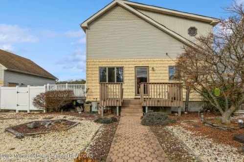 509 Riverside Dr, Berkeley Township, NJ 08721-2629
