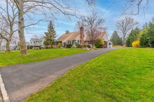 24 Hawthorne Dr, Clark, NJ 07066-2821