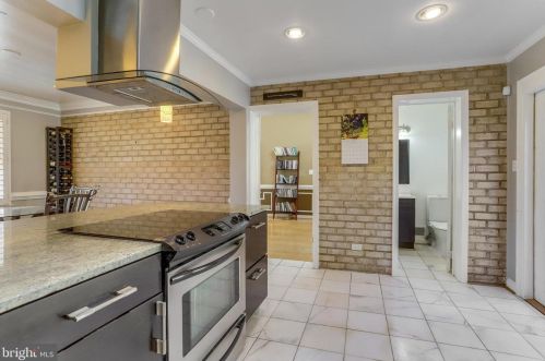6808 Houndmaster Rd, Springfield VA  22152-2715 exterior