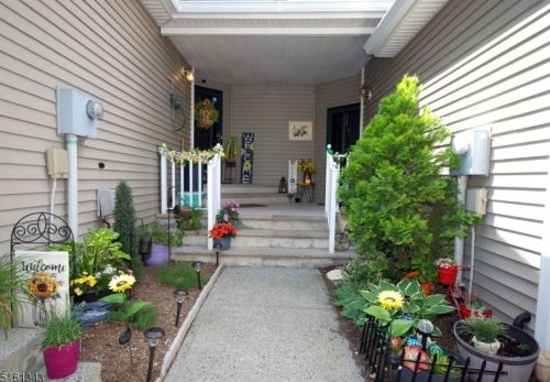 12 Cypress Ct, Clinton, NJ 08809-2614