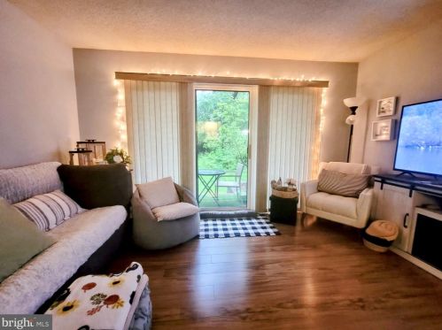 35 Willow Ct, Trenton NJ  08619-4621 exterior