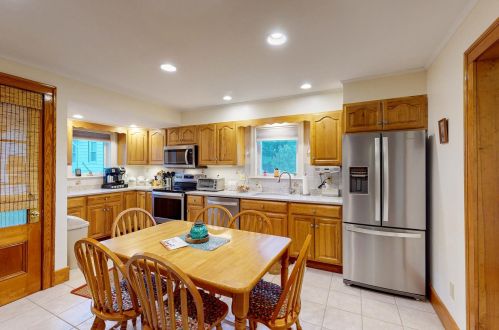 27 Gillette St, Laconia, NH 03246-3209