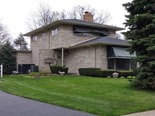 831 Surrey Ln, Glenview, IL 60025-3125