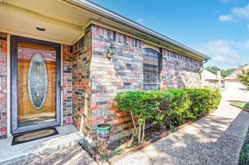 2817 Laurel Oaks Dr, Garland TX  75044-6944 exterior