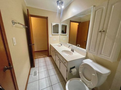 324 Lakeside Dr, Lemont IL  60440-2580 exterior