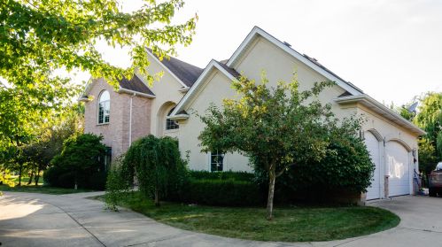 6919 Fieldstone Dr, Willowbrook IL  60527-5295 exterior