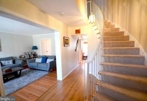 6017 Queenston St, Springfield, VA 22152-1746
