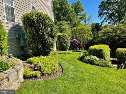 7112 Ayers Meadow Ln, Springfield VA  22150-4915 exterior