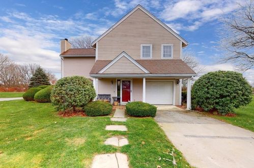 226 Corey Ln, Middletown, RI 02842-5659