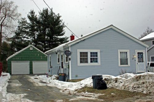 27 Bowman St, Farmingdale, ME 04344-2837
