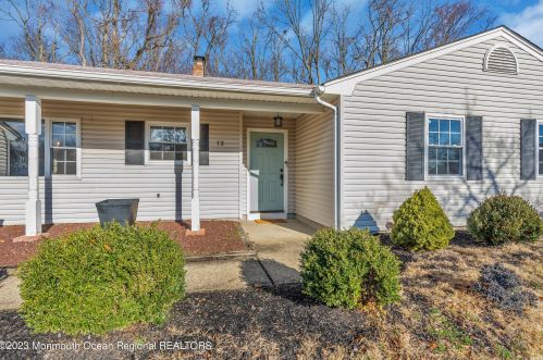 13 Minuteman Rd, Hazlet, NJ 07730-2414