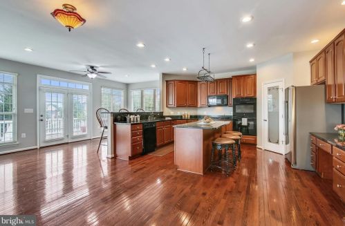717 Wooden Bridge Dr, Purcellville, VA 20132-7200