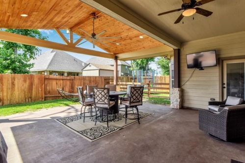 2036 Doolan Dr, Conroe TX  77301-4105 exterior