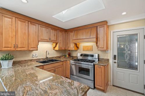 8017 Ellet Rd, Springfield VA  22151-1921 exterior