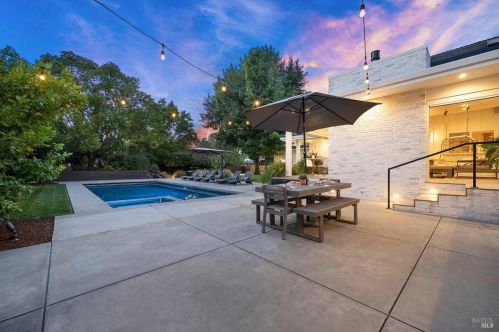 9961 Herb Rd, Windsor, CA 95492-9435